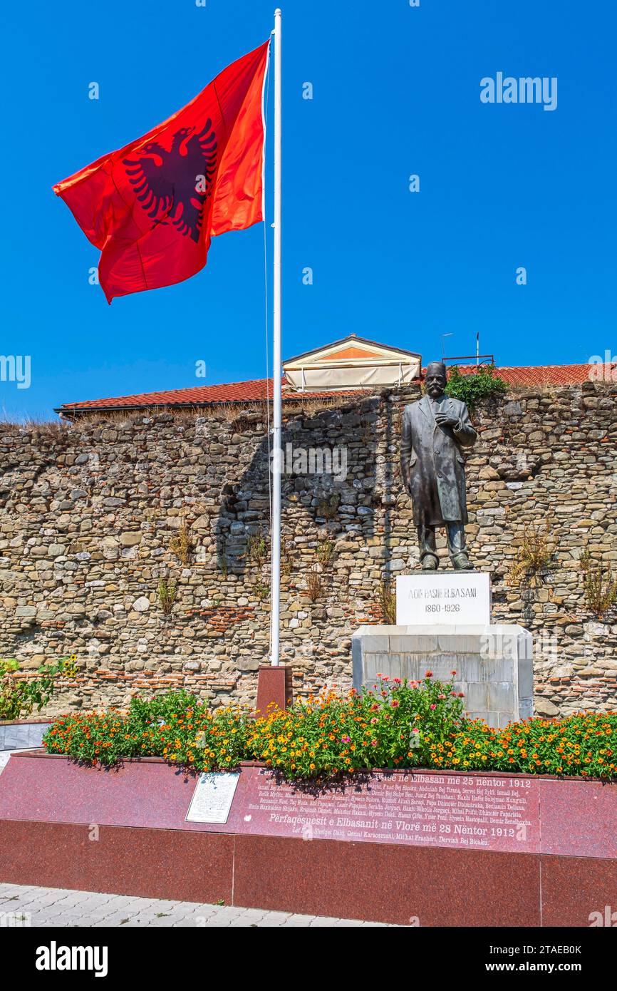 Albania, Elbasan, bastioni della cittadella medievale, statua di Aqif Pasha (1860-1926), una figura politica albanese ottomana, attivista per la causa nazionale albanese Foto Stock