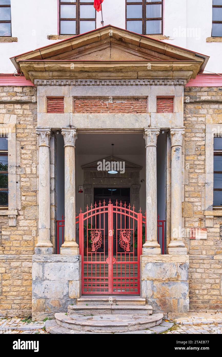 Albania, Korce, ex scuola superiore francese, fondata dall'esercito francese nel 1917 durante il periodo della Repubblica di Korce, il primo istituto di istruzione superiore in Albania Foto Stock