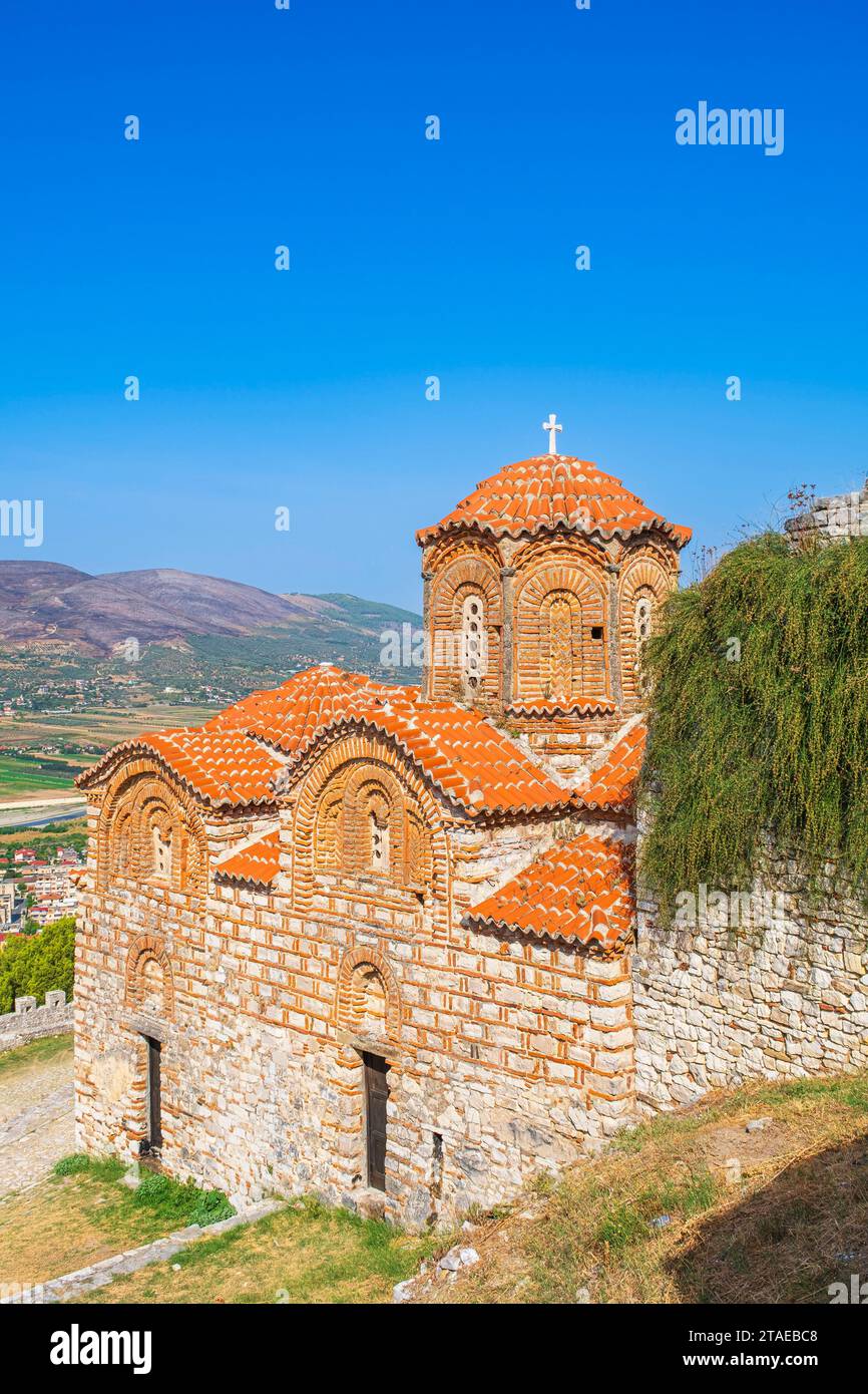 Albania, Berat, centro storico dichiarato Patrimonio dell'Umanità dall'UNESCO, la cittadella parzialmente costruita nel XIII secolo, chiesa bizantina medievale della Santissima Trinità Foto Stock
