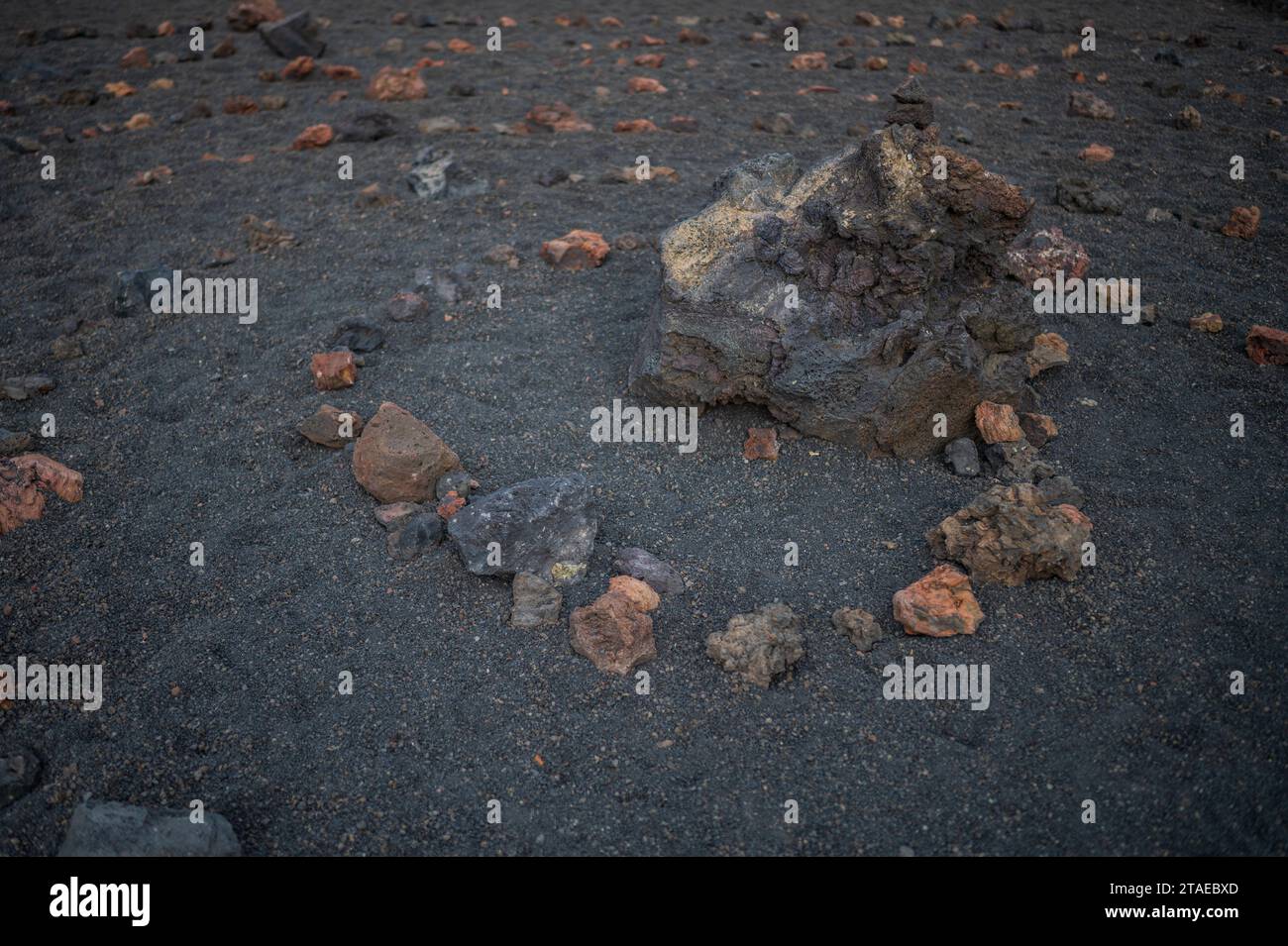 Volcan del Cuervo (vulcano Crow), un cratere esplorato da un percorso ad anello in un paesaggio arido e disseminato di rocce Foto Stock