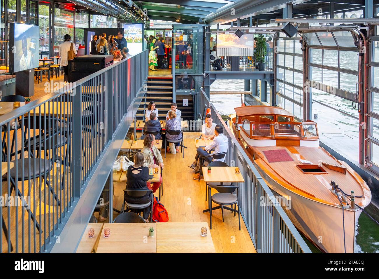 Francia, Parigi, Quai de la Photo, la nuova chiatta (2023) per l'arte contemporanea Foto Stock