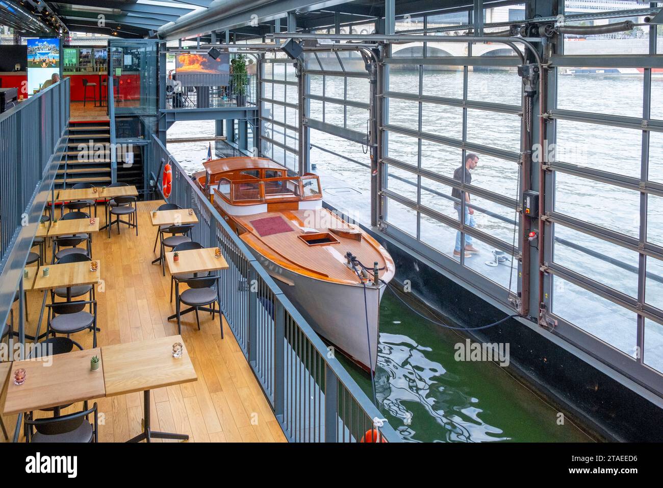 Francia, Parigi, Quai de la Photo, la nuova chiatta (2023) per l'arte contemporanea Foto Stock