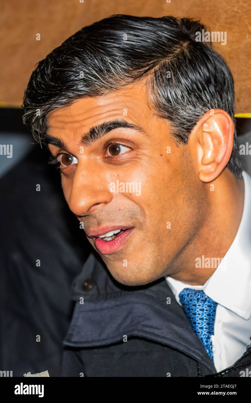 Londra, Regno Unito. 30 novembre 2023. Il primo Ministro, Rishi Sunak accende le luci per l'albero di Natale di Downing Street e poi gira le bancarelle. Come pop-up Festive Market appare brevemente in Downing Street. Crediti: Guy Bell/Alamy Live News Foto Stock