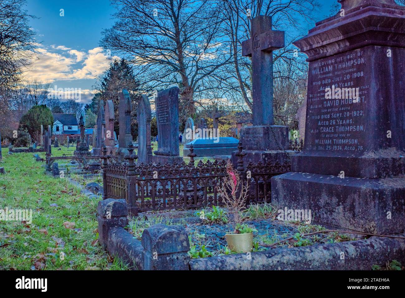 Nel tardo pomeriggio, nella gelida giornata invernale, in un cimitero di Cardiff, Galles. Evocativo, triste, lutto, gotico, morte, aldilà. Concetti. Foto Stock