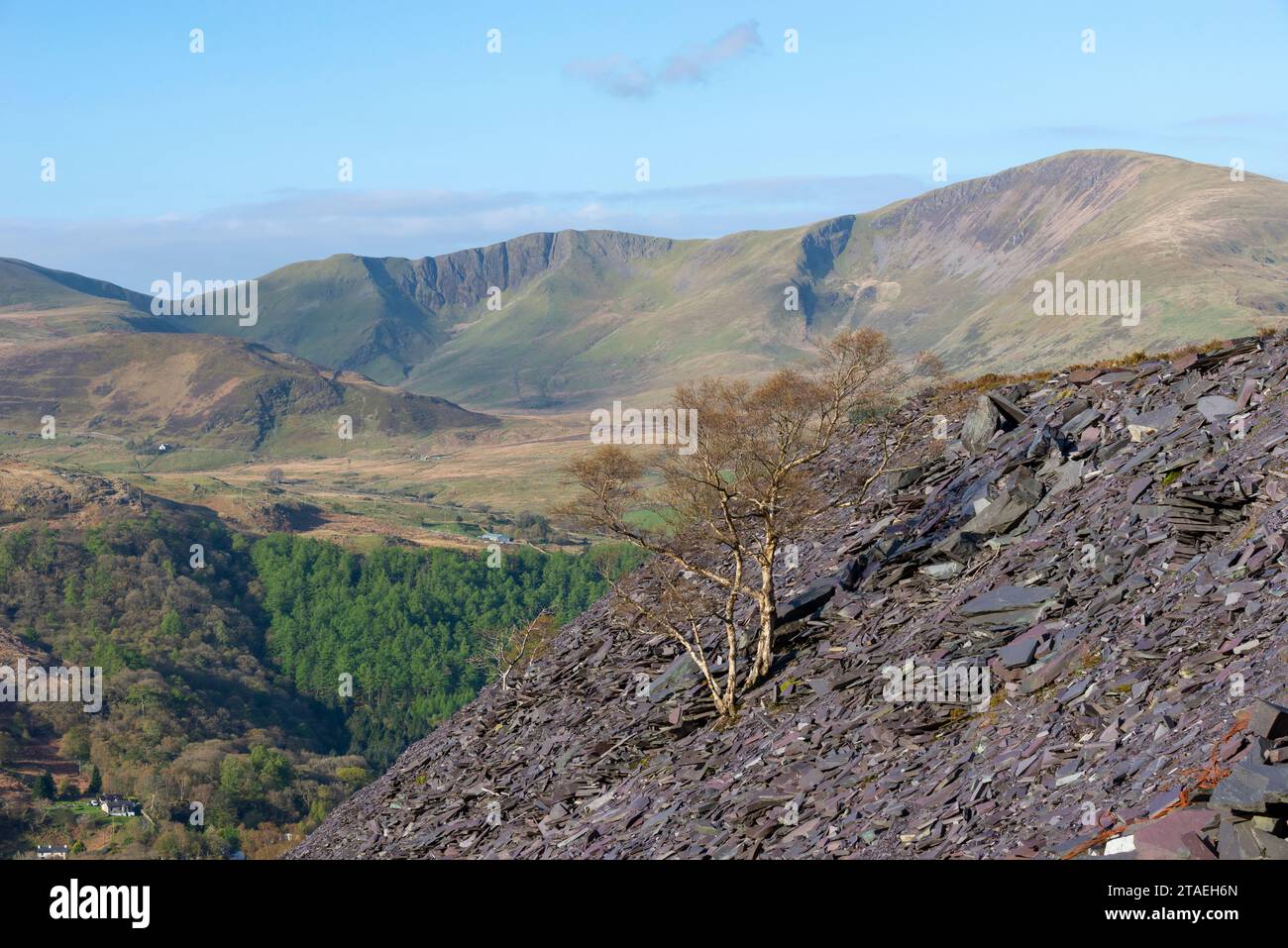 Vista dalla vecchia cava di ardesia di Dinorwig verso le montagne sopra Llanberis nel parco nazionale di Snowdonia, Galles del Nord. Foto Stock