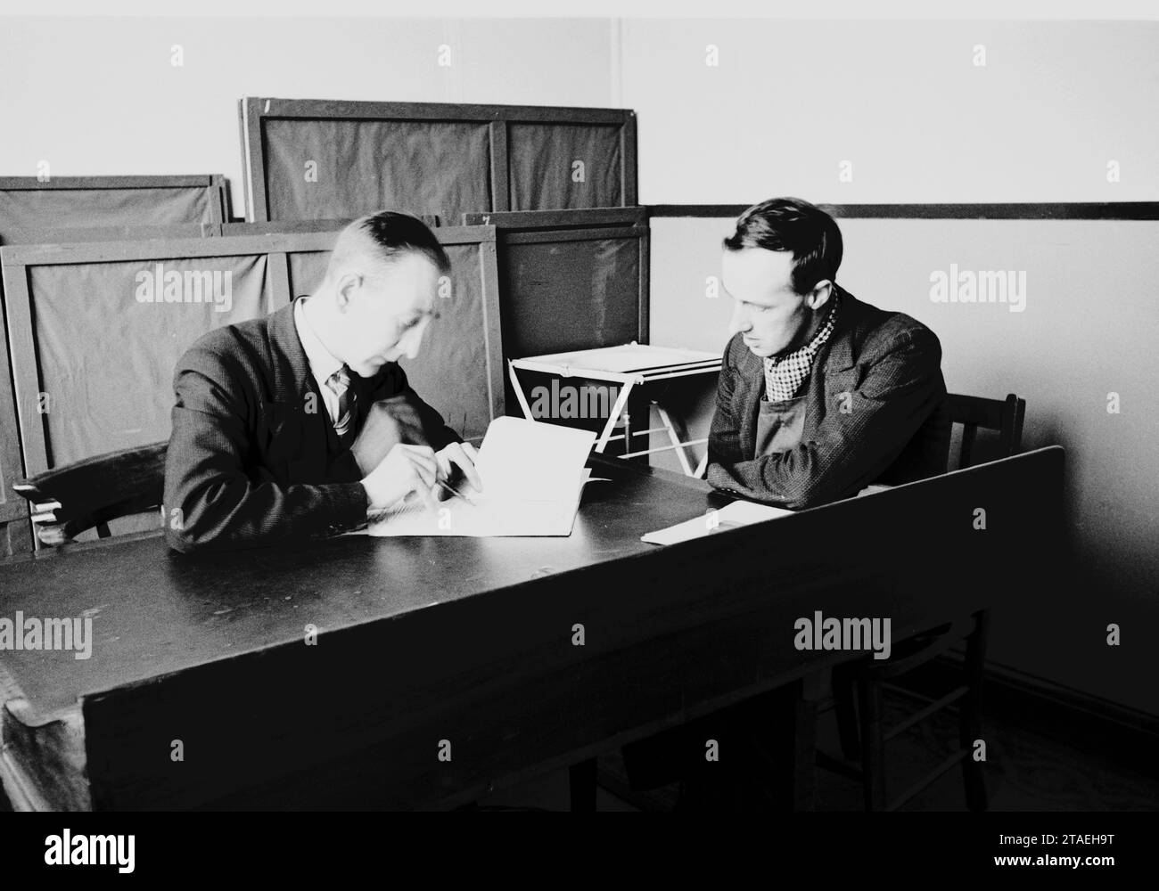 Anni '1940, storico, un ex minatore che ha un'intervista con un funzionario del governo per un nuovo impiego in una segheria, Treforest, Galles del Sud, Regno Unito. Foto Stock