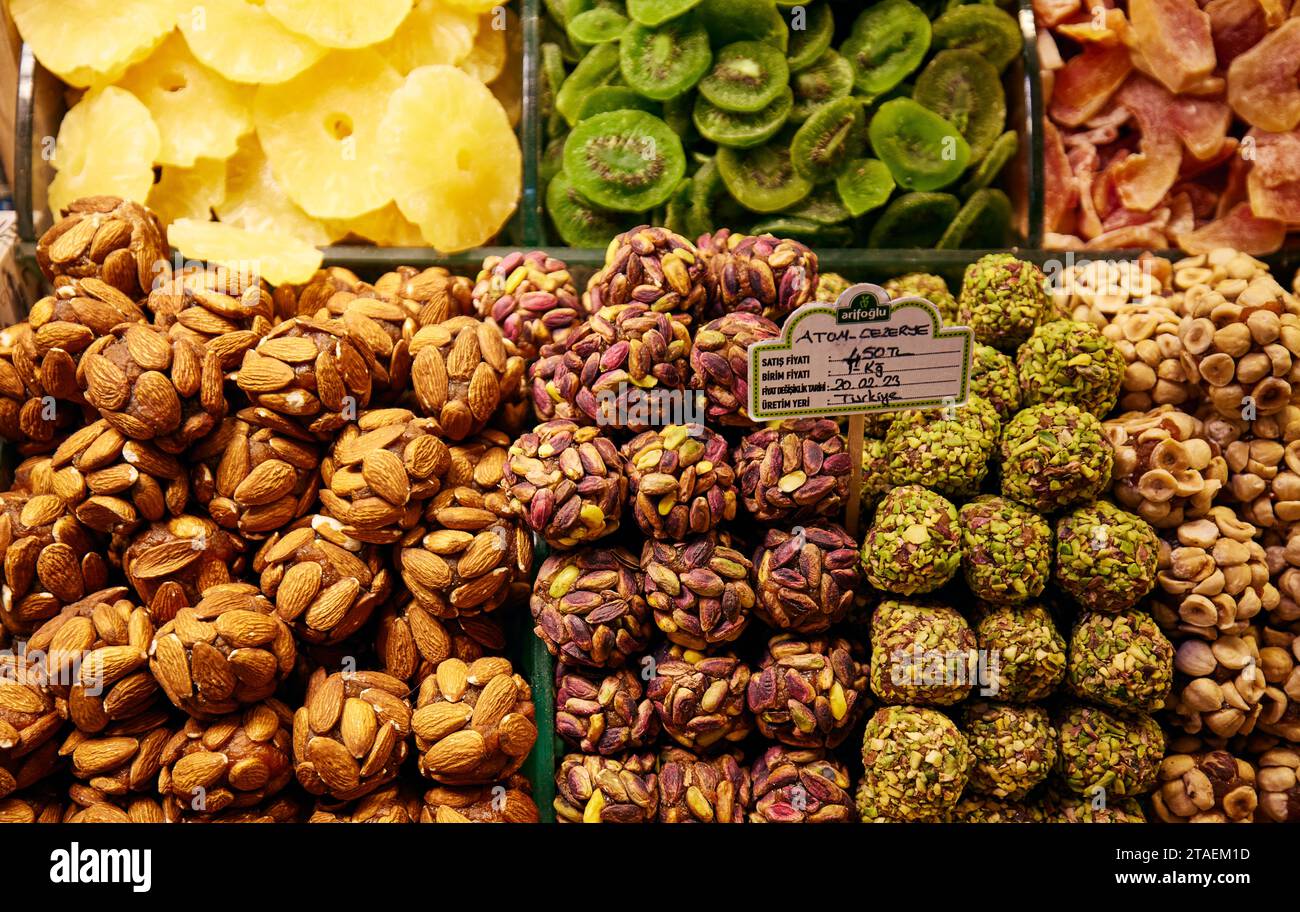 Una gamma di frutta e verdura secche assortite collocate in modo ordinato su uno scaffale del Grand Bazar, Istanbul Foto Stock