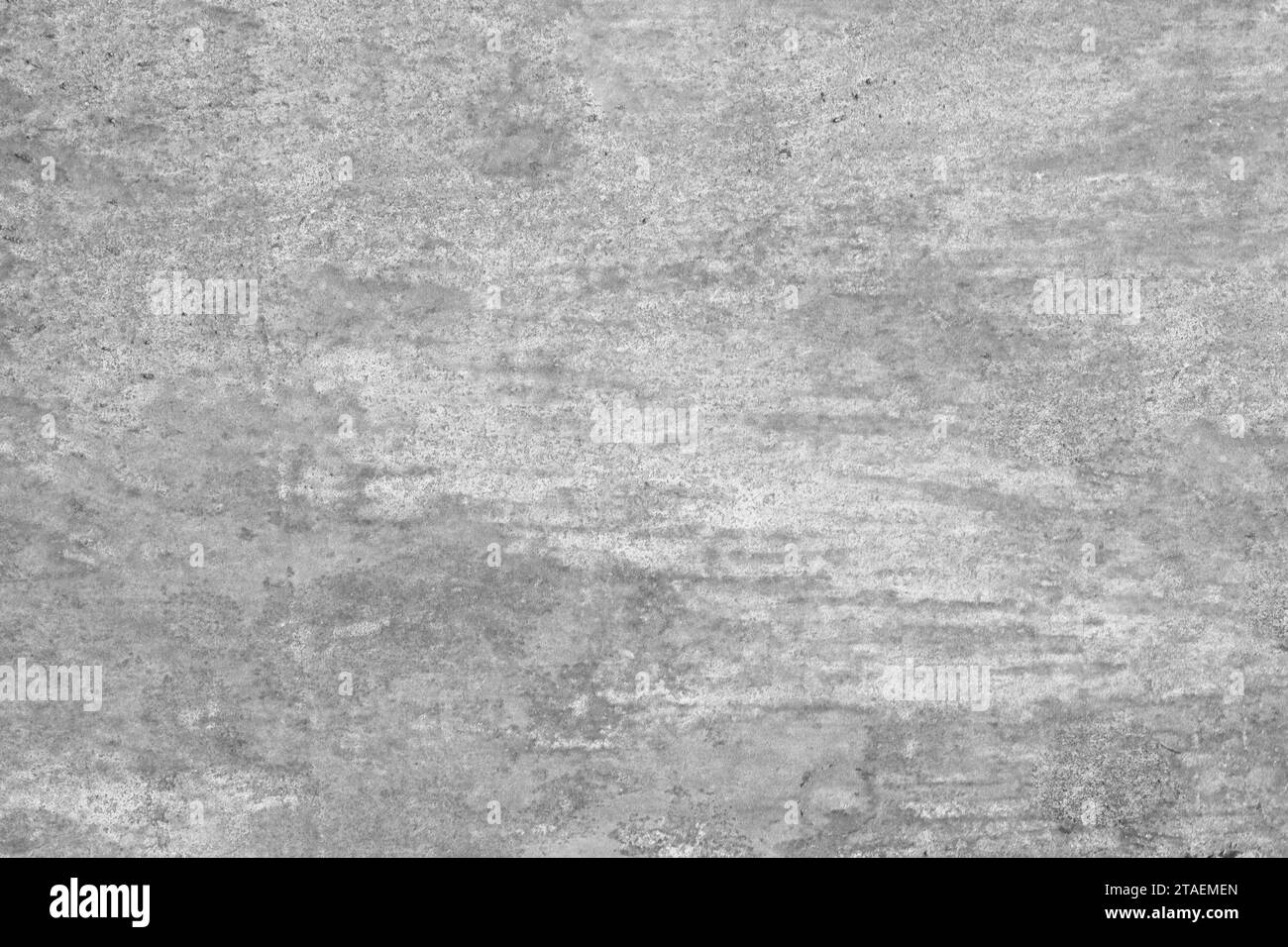La superficie di una vecchia parete grigia in cemento danneggiata dal tempo. Foto Stock