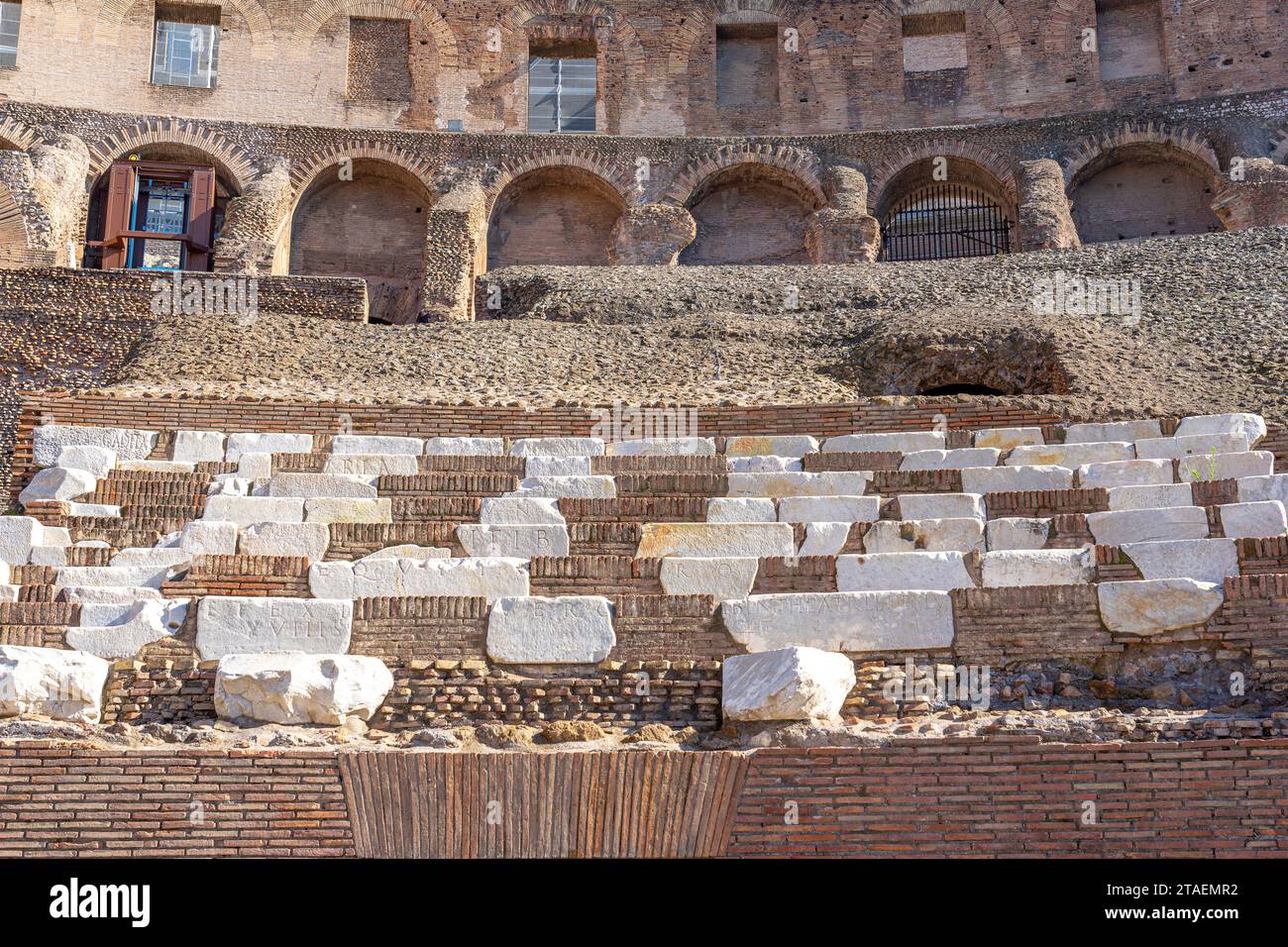 Scale e posti a sedere per gli spettatori in buone condizioni all'interno del Colosseo di Roma Foto Stock