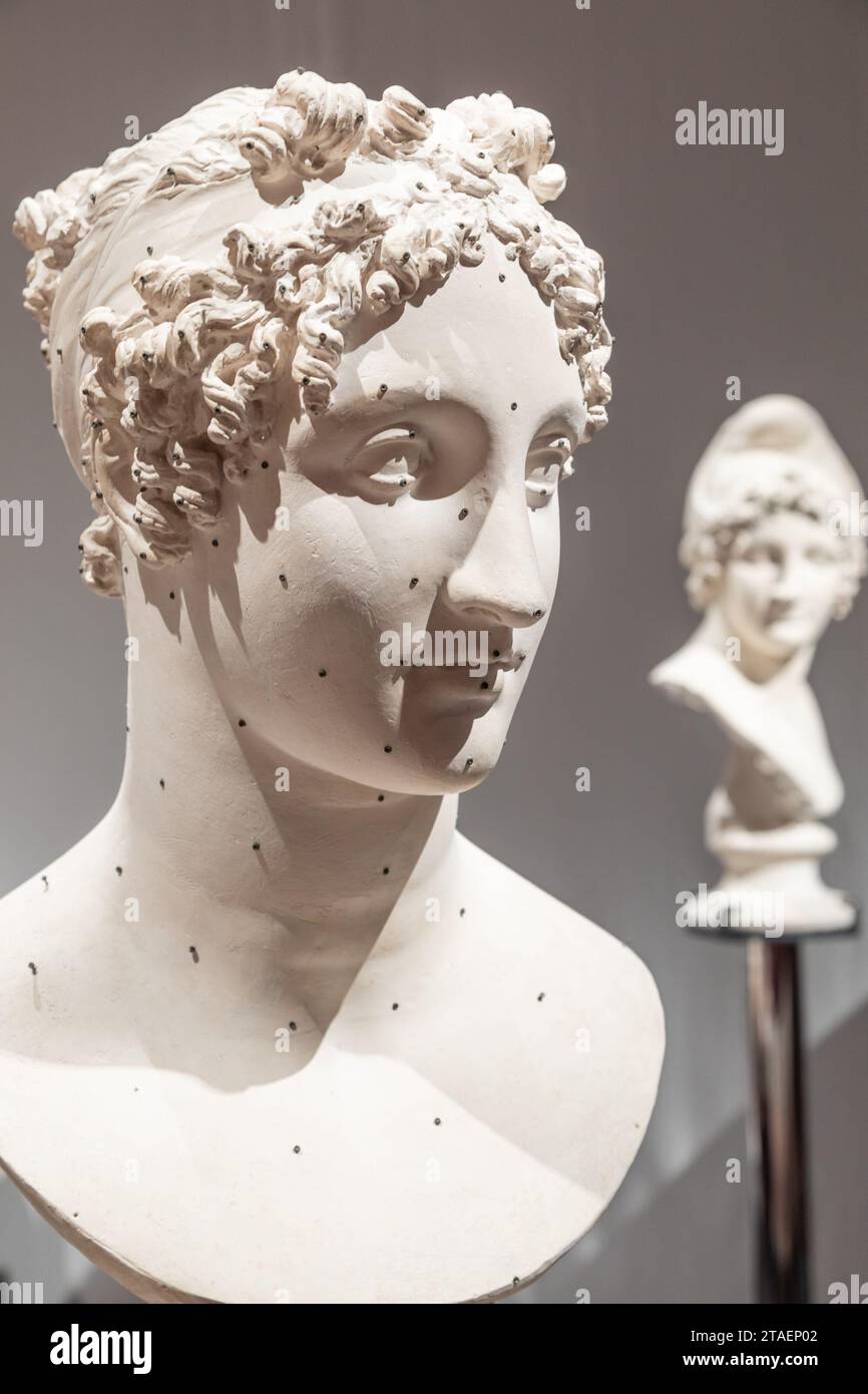 Bassano del Grappa, Italia - Dicembre 2022: Interno del museo d'arte con la famosa scultura antica di Antonio Canova Foto Stock