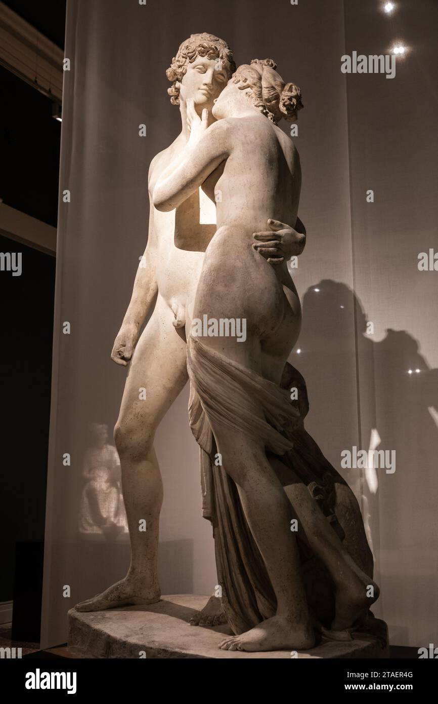Bassano del Grappa, Italia - dicembre 2022: Venere e Adone, di Antonio Canova, 1822. Statua classica, concetto di amore, romanticismo, bellezza Foto Stock