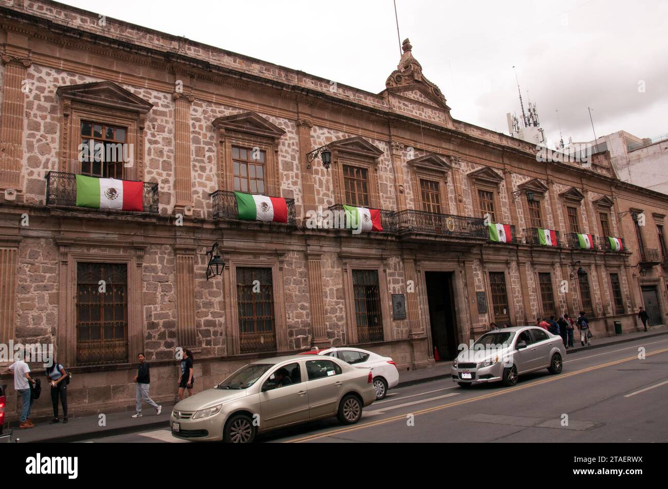 Morelia, Messico - 8 ottobre 2023: Le bandiere messicane adornano le pareti dell'università Foto Stock