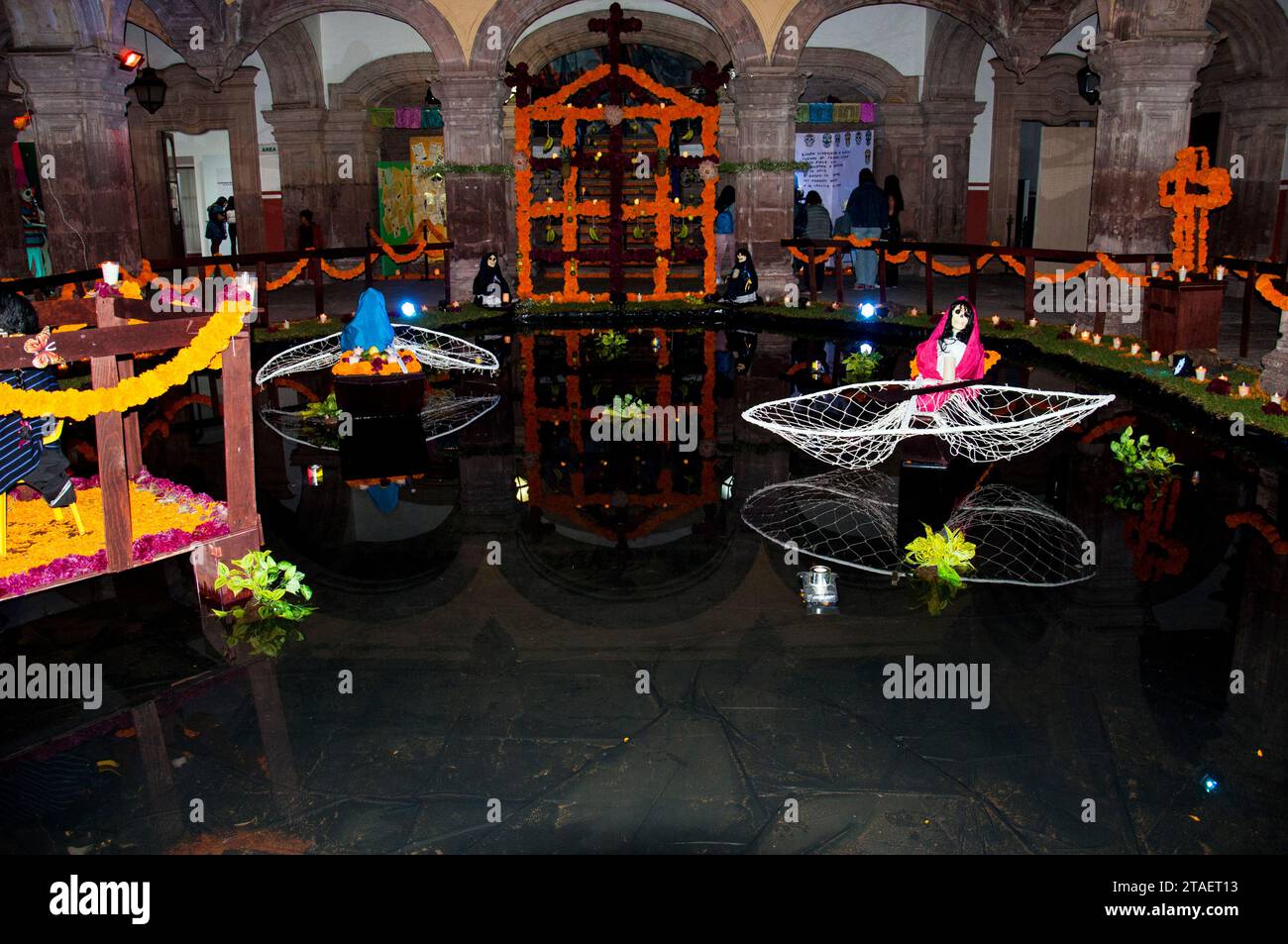 Morelia, Messico, 01 novembre - Un'offerta tradizionale dedicata ai morti con numerose immagini religiose e simboli spirituali durante la celebra Foto Stock