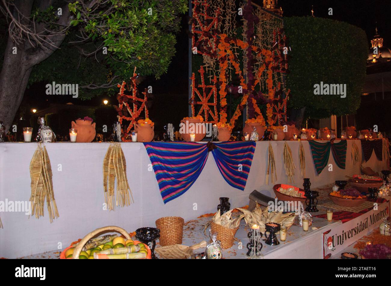 Michoacan Morelia, Messico - 31 ottobre 2023: Scatto notturno di un santuario tradizionale per celebrare il giorno dei morti Foto Stock