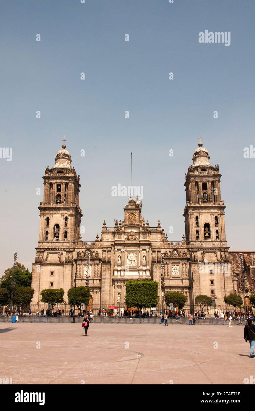 Città del Messico, Messico - 10 novembre 2023: La Cattedrale metropolitana di città del Messico durante il giorno con i turisti in primo piano Foto Stock