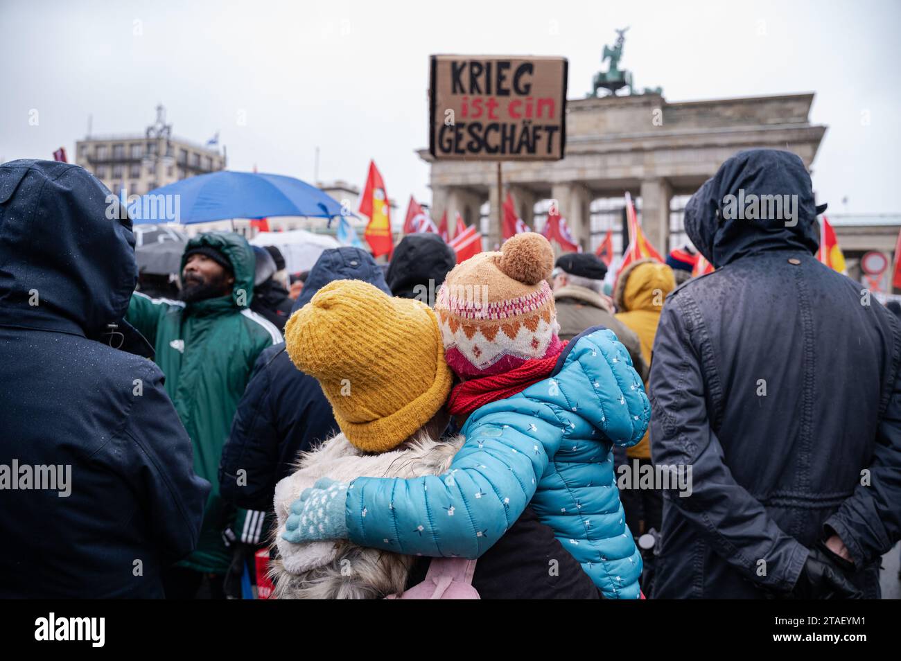 25.11.2023, Berlino, Germania, Europa - diverse migliaia di persone manifestano per la pace e contro la guerra alla porta di Brandeburgo nel quartiere Mitte di Berlino. Foto Stock