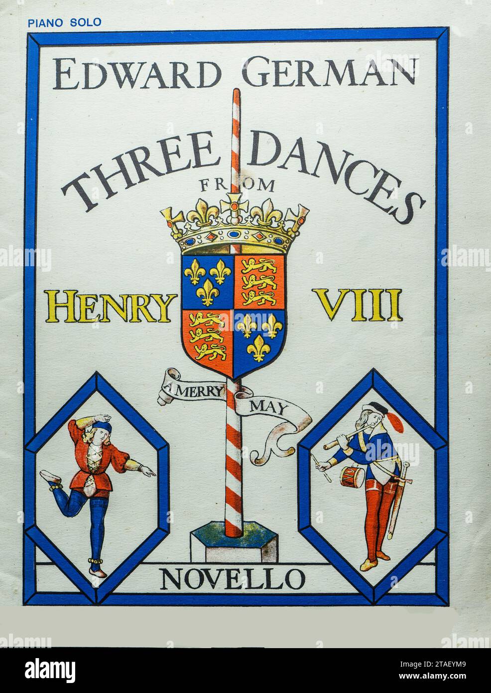 Copertina di tre danze da Enrico VIII di Edward German, pubblicata da Novello, Londra, inizio XX secolo. Scritta per pianoforte solo, la musica è adattata dalla partitura incidentale tedesca alla produzione teatrale di Enrico VIII di Sir Henry Irving del 1892. La copertina decorativa presenta motivi araldici, una corona con le braccia dei Tudor e ballerini e musicisti in costume in stile medievale. Questo lavoro divenne una delle composizioni più durature del tedesco, popolare nel repertorio dei concerti edoardiani e dei recital. Foto Stock
