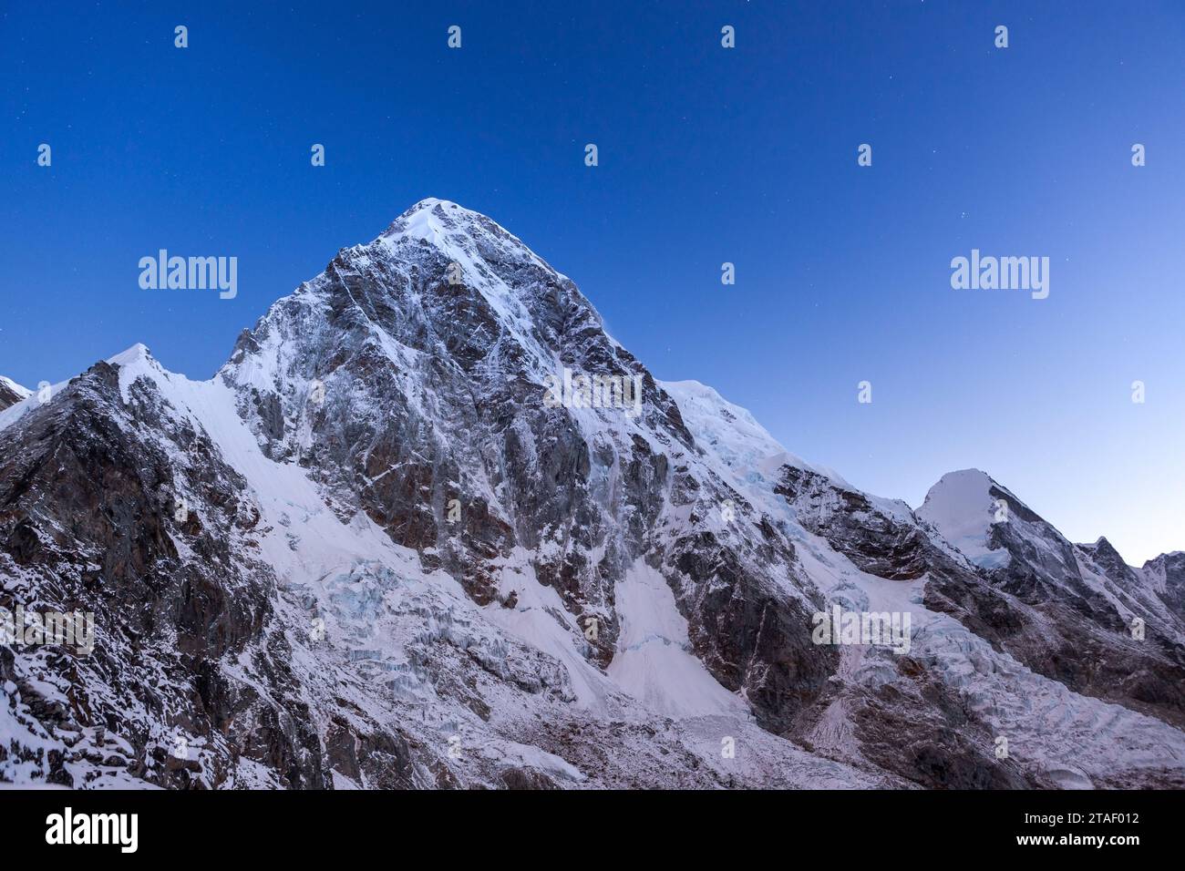 Picco Pumori all'alba. Bellissima montagna rocciosa in Himalaya vicino al campo base dell'Everest, Nepal. Foto Stock