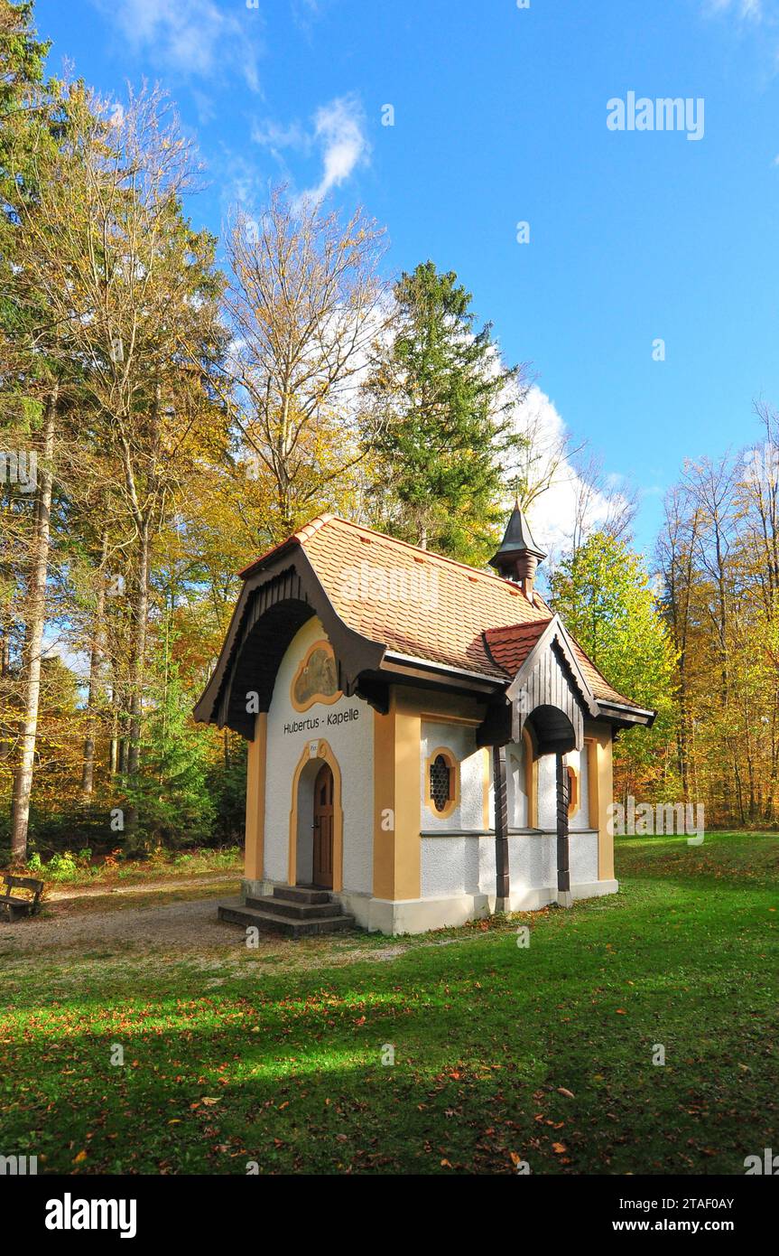 Cappella Hubertus nella foresta autunnale vicino a Oberschönenfeld nel Parco naturale delle foreste occidentali di Augusta, Baviera, Germania, Europa Foto Stock