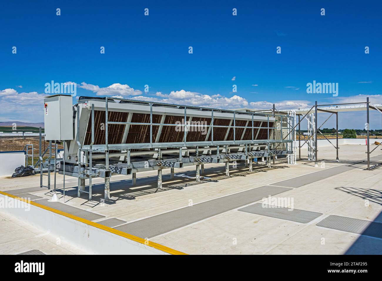 Quadro di comando elettrico su un condensatore adiabatico sul tetto di un magazzino di stoccaggio a freddo di CO2 (refrigerazione industriale). Foto Stock