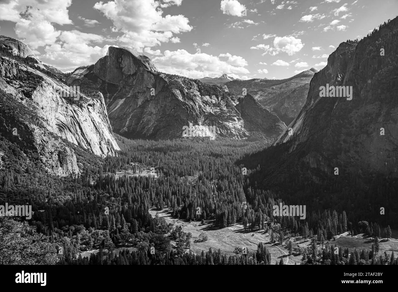 Vista panoramica in bianco e nero sulla Yosemite Valley of Half Dome, formazione di granito in autunno, California, Stati Uniti Foto Stock