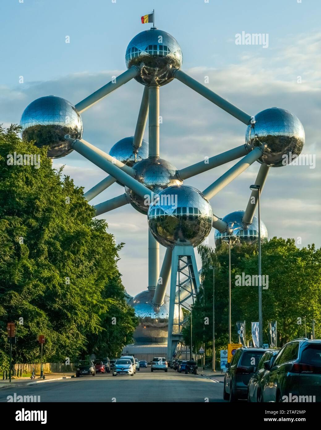 Bruxelles, Belgio - 21 giugno 2023: Traffico intorno a Piazza dell'Atomium Atomium, all'incrocio del Boulevard du Centenaire Eeuwfeestlaan Foto Stock