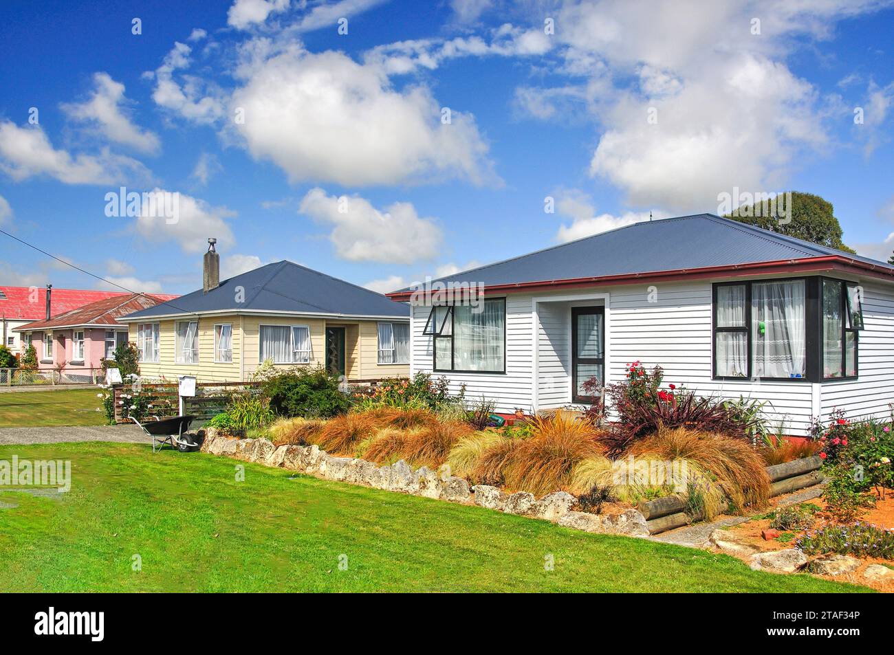 Fila di case suburbane, Orawia Road, Tuatapere, Southland Region, South Island, nuova Zelanda Foto Stock