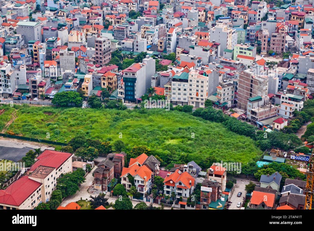 Case Hanoian viste da un alto e moderno edificio a My Dinh, Hanoi, Vietnam Foto Stock