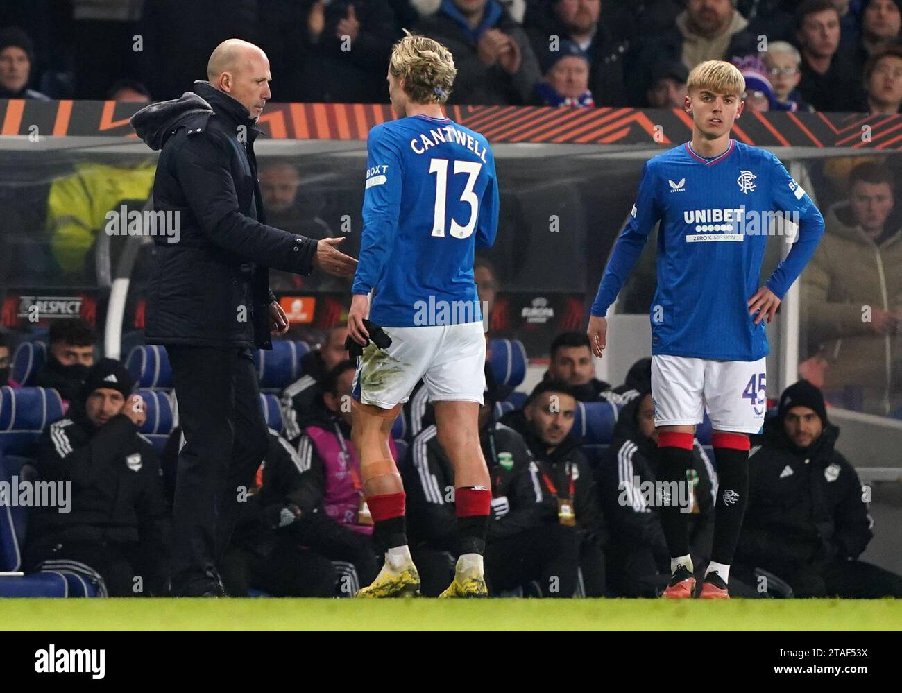 Todd Cantwell dei Rangers reagisce dopo essere stato sostituito durante la partita di UEFA Europa League Group C all'Ibrox Stadium di Glasgow. Data foto: Giovedì 30 novembre 2023. Foto Stock