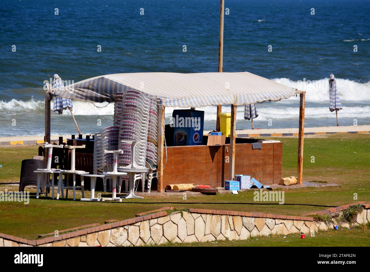 Alessandria, Egitto, 10 settembre 2022: Spiaggia di Alessandria, la riva con onde e sabbia, per vacanze estive per il divertimento della gente nel loro holi Foto Stock