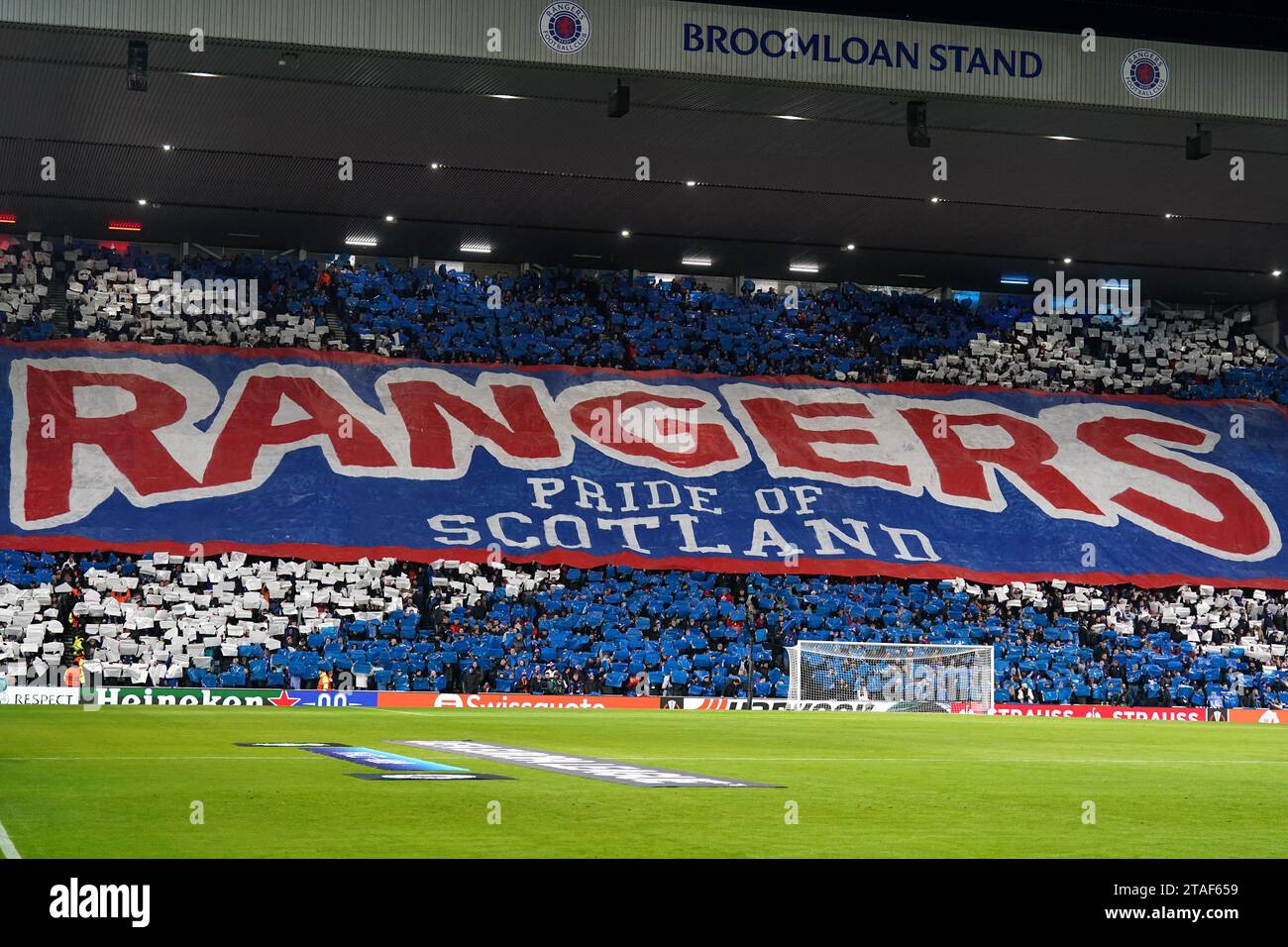 I tifosi dei Rangers mostrano il loro supporto prima della partita di UEFA Europa League Group C all'Ibrox Stadium di Glasgow. Data foto: Giovedì 30 novembre 2023. Foto Stock