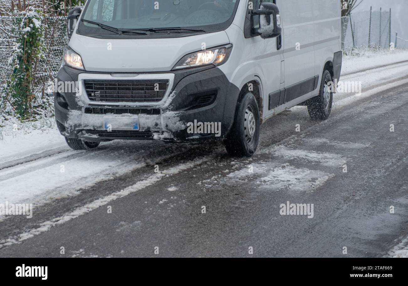 Viaggio in pulmino su strade innevate Foto Stock