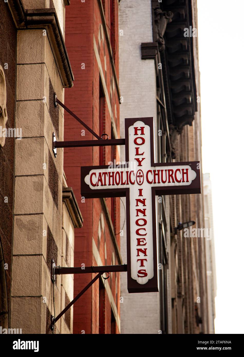 Un cartello della chiesa cattolica nel centro di Manhattan. Foto Stock