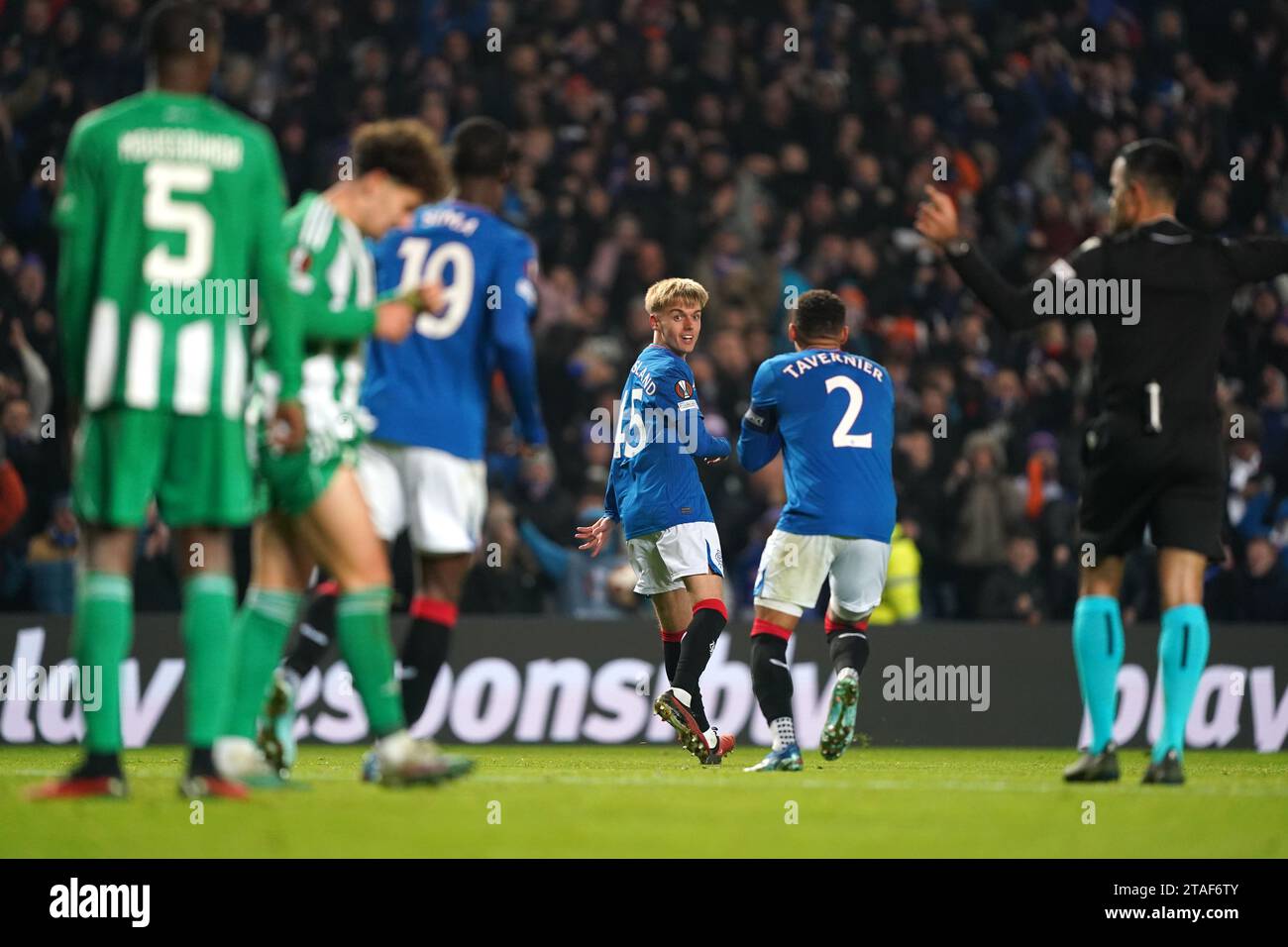 Ross McCausland festeggia il primo gol della squadra durante la partita di UEFA Europa League Group C allo stadio Ibrox di Glasgow. Data foto: Giovedì 30 novembre 2023. Foto Stock