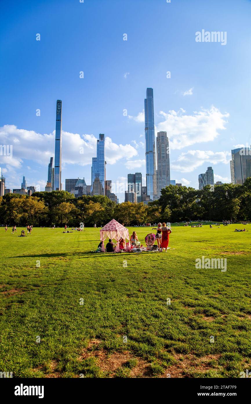 Gente che trascorre una bella giornata estiva a Central Park Foto Stock
