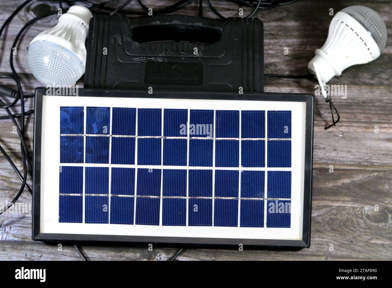 Cairo, Egitto, 6 novembre 2023: Kit luce solare GDLAGEN GD35wp, mini sistema di illuminazione solare multifunzione per la casa, pannello solare, un dispositivo che converte il sole Foto Stock