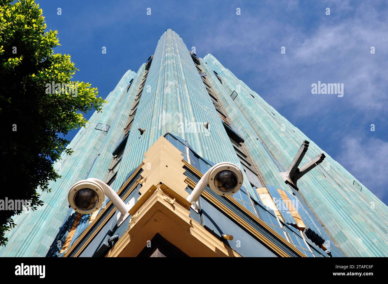 Inondato di blu e oro, l'iconico Eastern Columbia Building nel centro di LOS ANGELES è un bellissimo esempio di stile architettonico Art Deco. Foto Stock