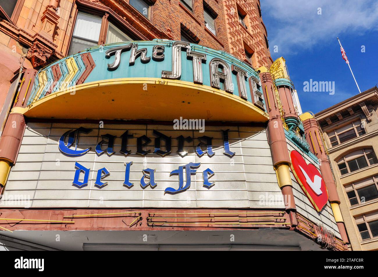 Insegna vintage al neon dello State Theater, situato nel quartiere dei Broadway Theater nel centro di Los Angeles, California, Stati Uniti. Foto Stock