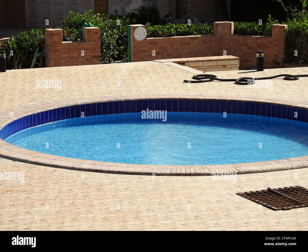 Una piscina, una vasca da bagno, una piscina per bambini, una struttura progettata per contenere l'acqua per consentire il nuoto o altre attività di svago, le piscine possono essere Foto Stock