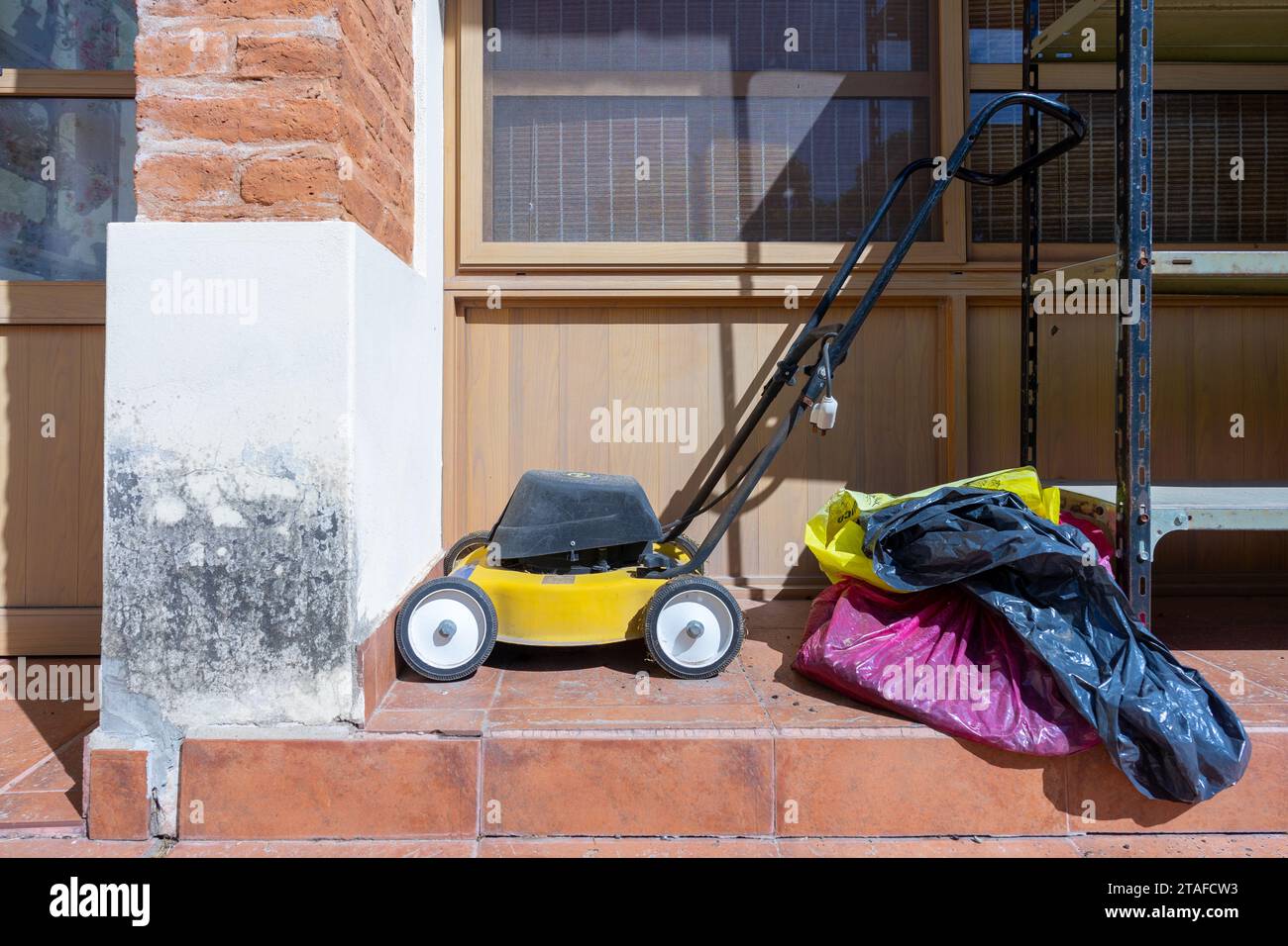 macchina tagliaerba a riposo dopo l'uso Foto Stock