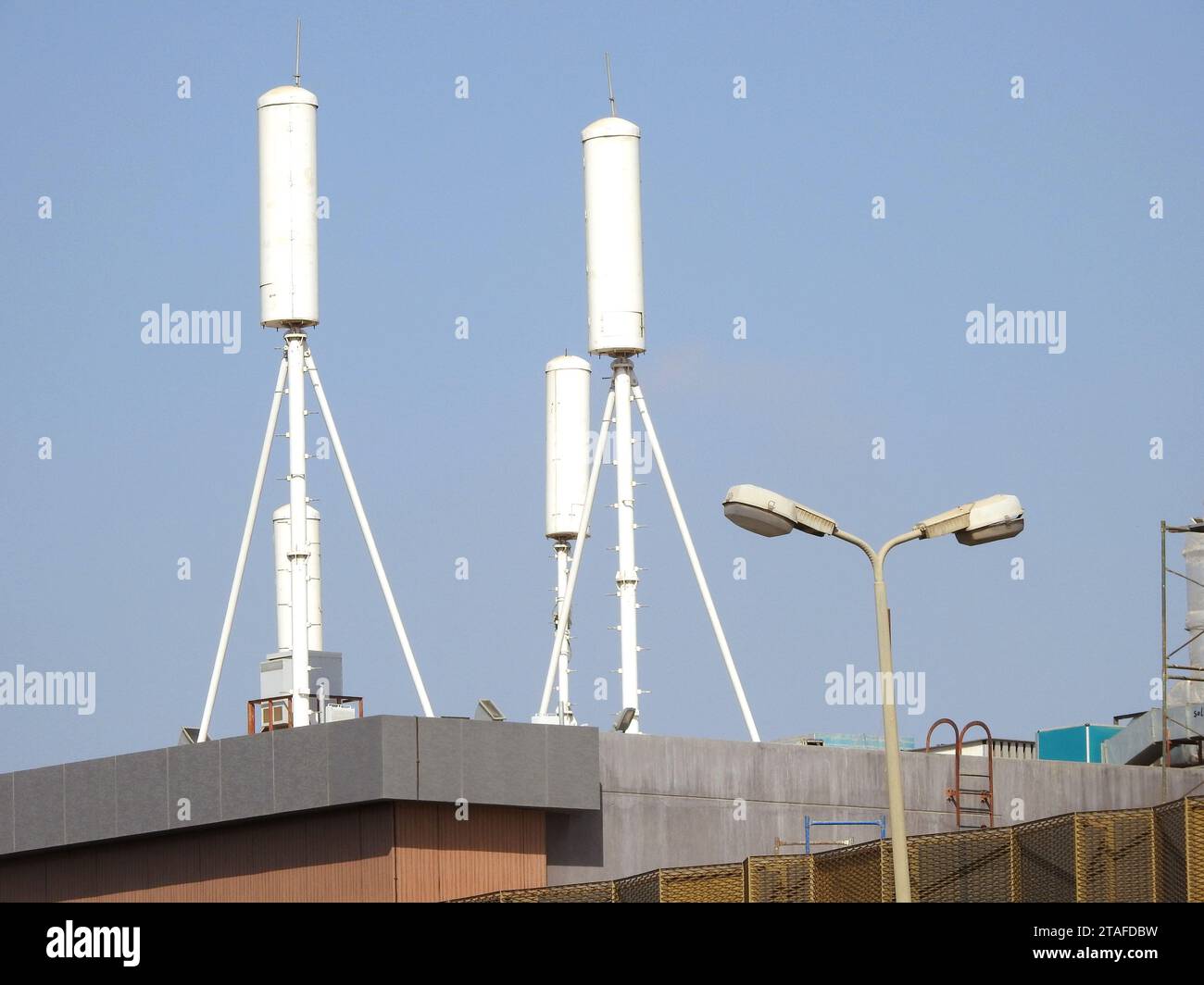 rete mobile cellulare, una rete di telecomunicazioni in cui il collegamento da e verso i nodi terminali è wireless, la rete è distribuita su aree terrestri cal Foto Stock