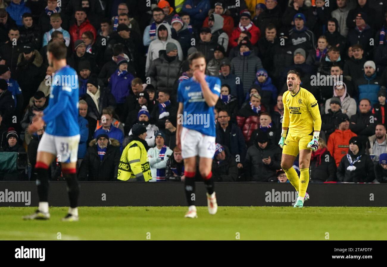 Il portiere dei Rangers Jack Butland reagisce dopo aver ceduto durante la partita di UEFA Europa League Group C allo stadio Ibrox di Glasgow. Data foto: Giovedì 30 novembre 2023. Foto Stock