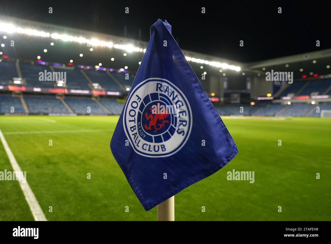 Una visione generale di una bandiera d'angolo marchiata dei Rangers prima della partita di UEFA Europa League Group C allo stadio Ibrox di Glasgow. Data foto: Giovedì 30 novembre 2023. Foto Stock