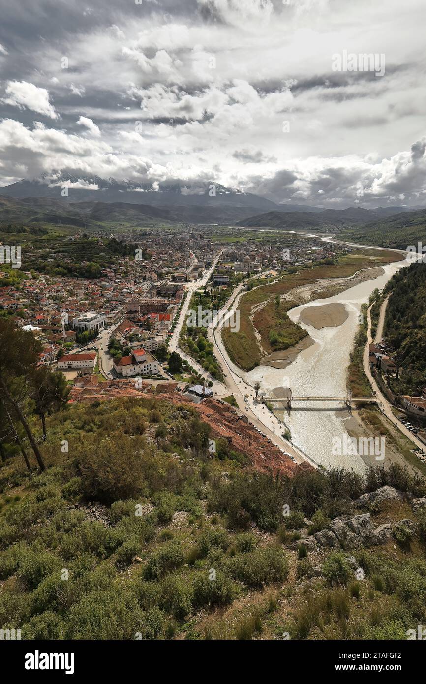 095 Vista sulla zona est della città e sulla valle del fiume Osum fino al monte Tomorr, Mali i Tomorrit, visto dal distretto di Kala. Berat-Albania. Foto Stock