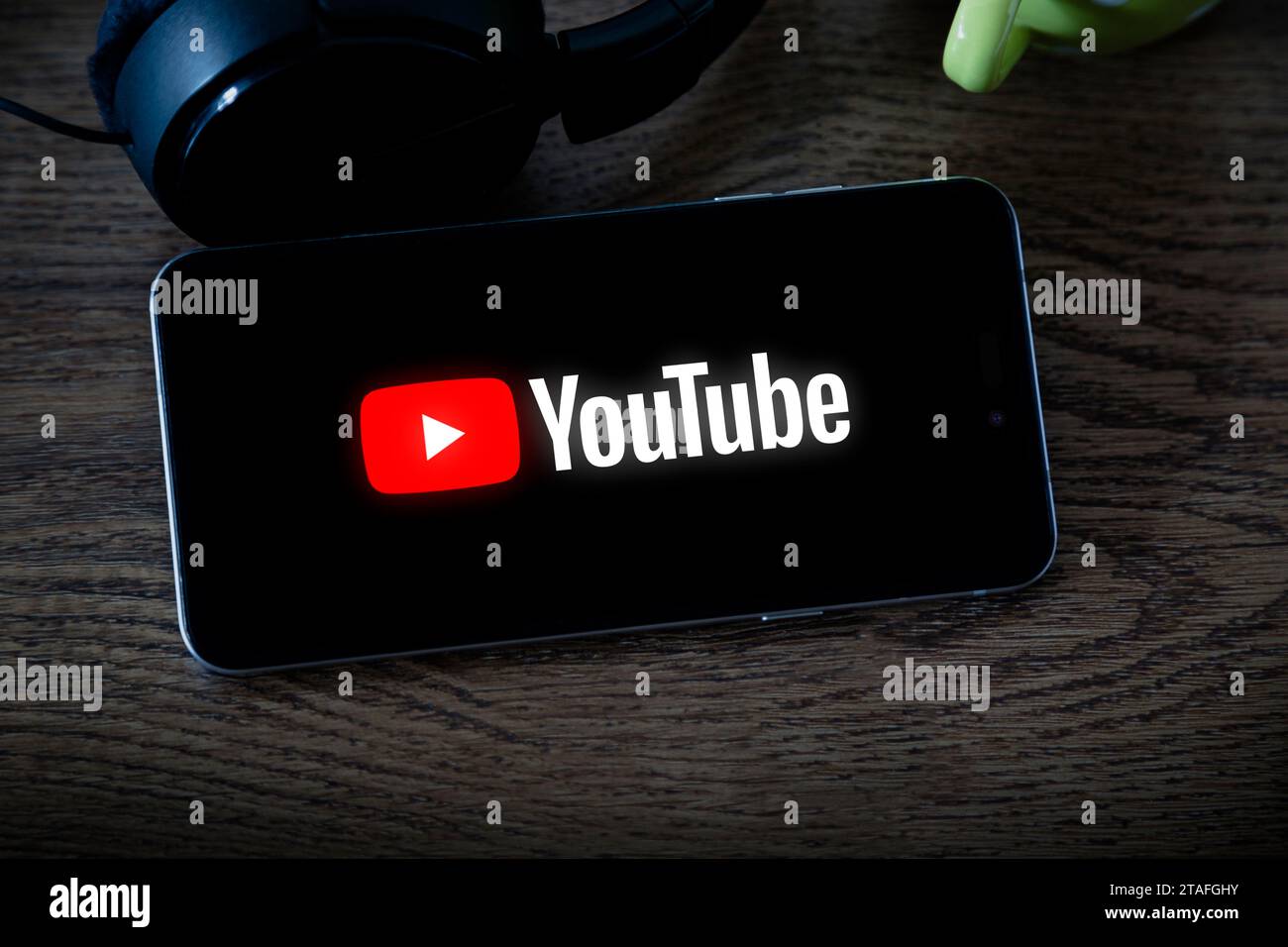 App YouTube su smartphone su un tavolo a casa. Applicazione di streaming video sullo schermo del telefono cellulare. Foto Stock