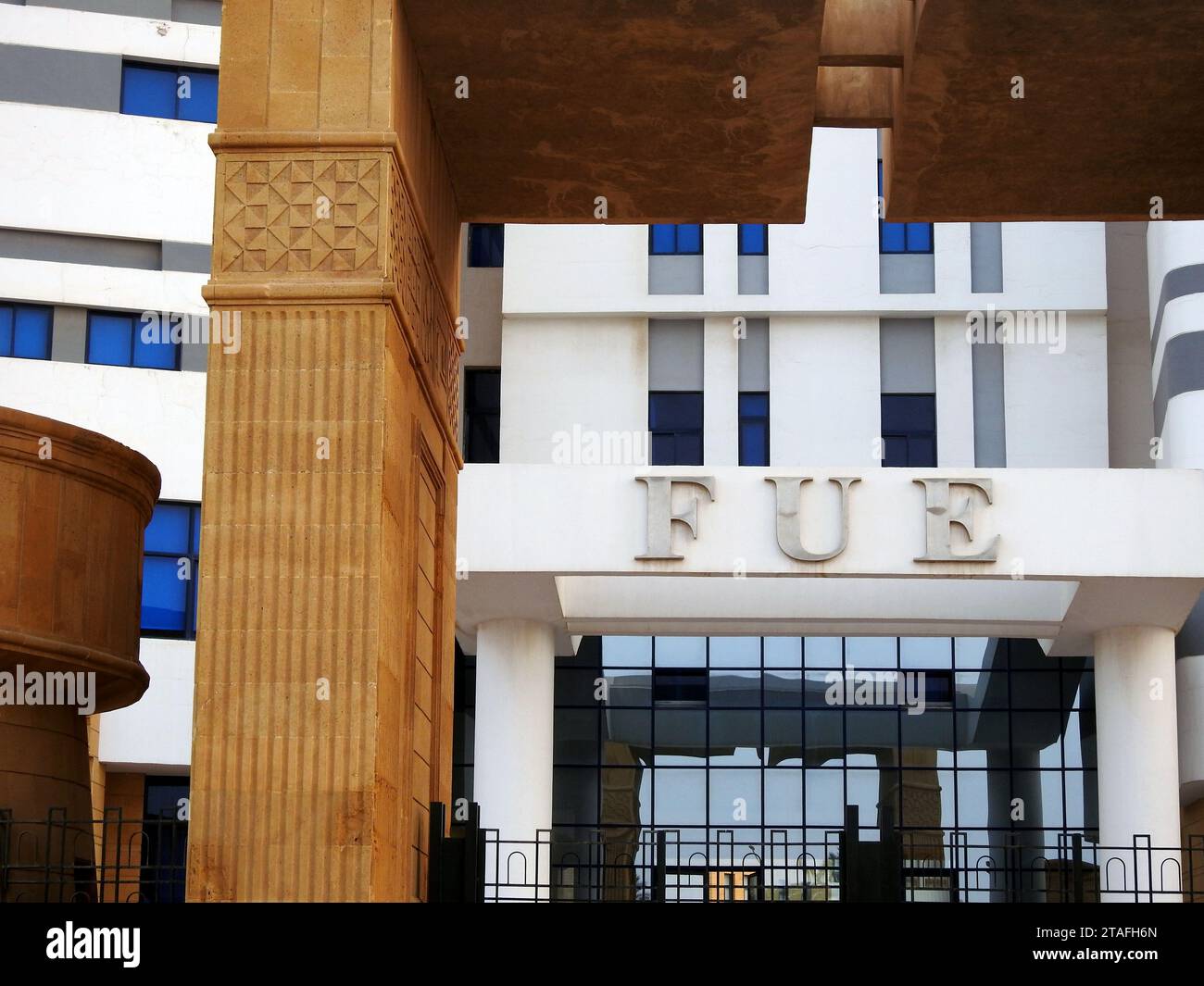 Cairo, Egitto, 8 ottobre 2023: Future University in Egypt FUE, una delle università private in Egitto, che offre un'istruzione accademica di alta qualità, unde Foto Stock