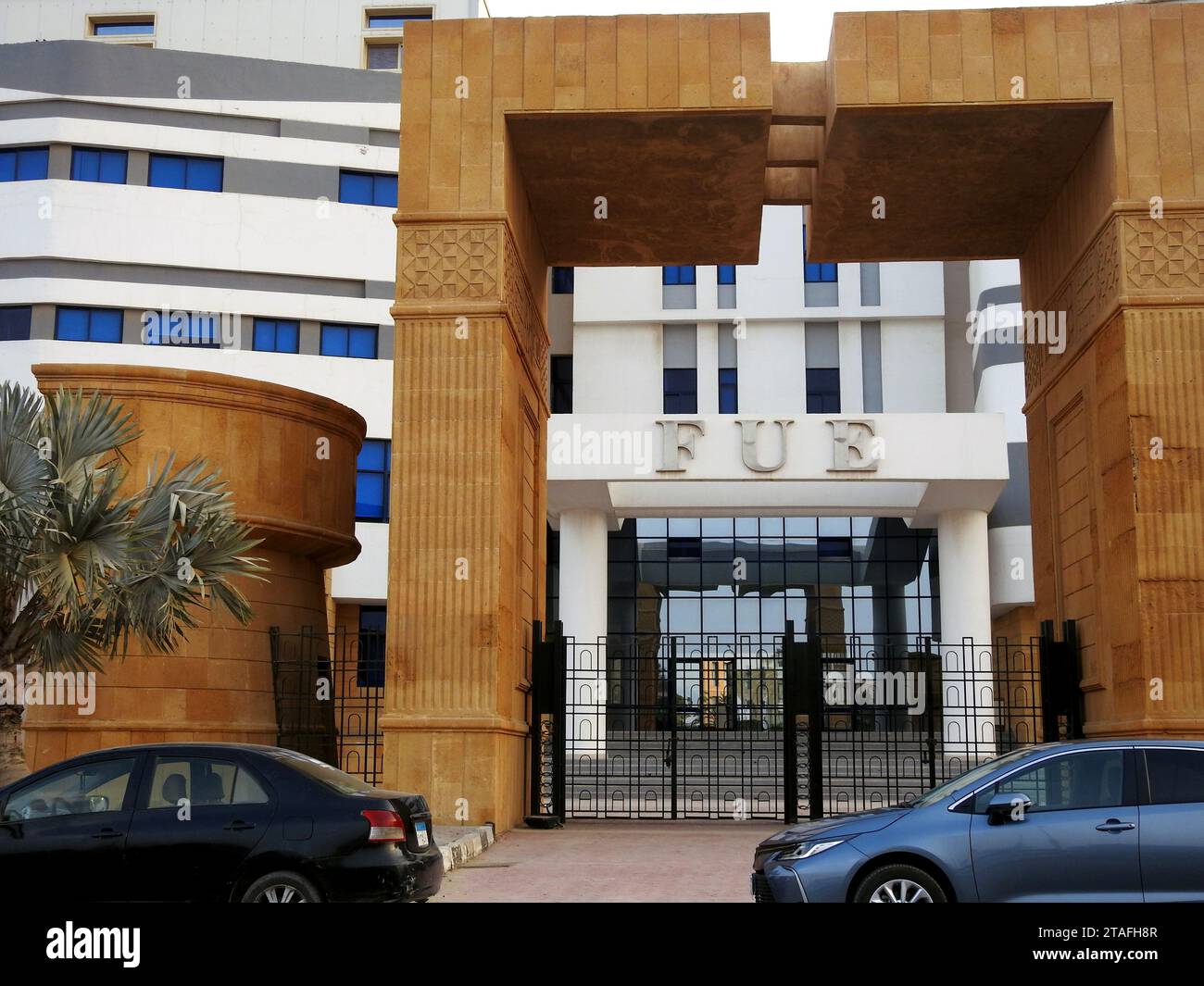 Cairo, Egitto, 8 ottobre 2023: Future University in Egypt FUE, una delle università private in Egitto, che offre un'istruzione accademica di alta qualità, unde Foto Stock