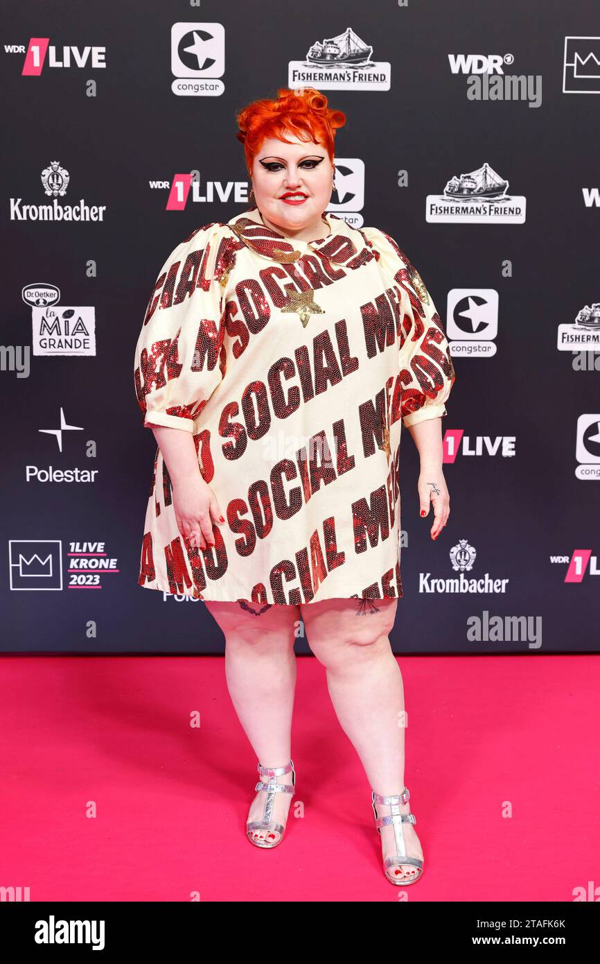 Frontfrau Beth Ditto von der Band Gossip bei der 24. Verleihung der 1LIVE Krone 2023 im Lokschuppen Bielefeld. Bielefeld, 30.11.2023 NRW Deutschland *** Front Woman Beth Ditto della band Gossip alla 24 presentazione del 1LIVE Krone 2023 nel Lokschuppen Bielefeld Bielefeld, 30 11 2023 NRW Germania Copyright: XChristophxHardtx Credit: Imago/Alamy Live News Foto Stock