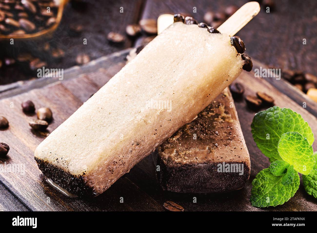 Popsicle al caffè, gelato dolce fatto in casa, cappuccino popsicle. Gelato da buongustai raro Foto Stock