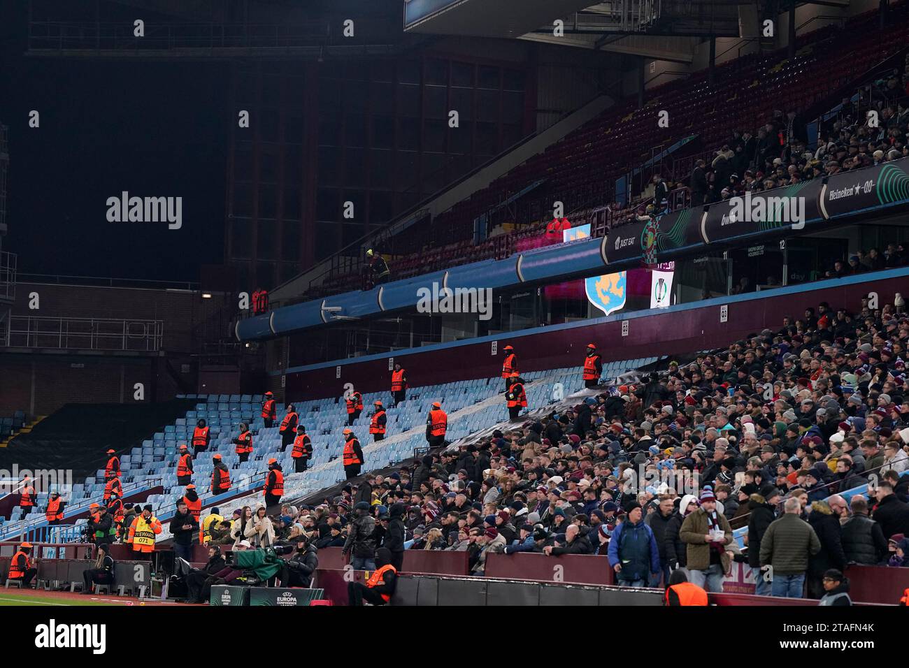 Birmingham, Regno Unito. 30 novembre 2023. Una sezione di tifosi in trasferta vuota dopo che ai tifosi del Legia Varsavia fu rifiutato l'ingresso durante la partita della UEFA Europa Conference League a Villa Park, Birmingham. Il credito fotografico dovrebbe leggere: Andrew Yates/Sportimage Credit: Sportimage Ltd/Alamy Live News Foto Stock